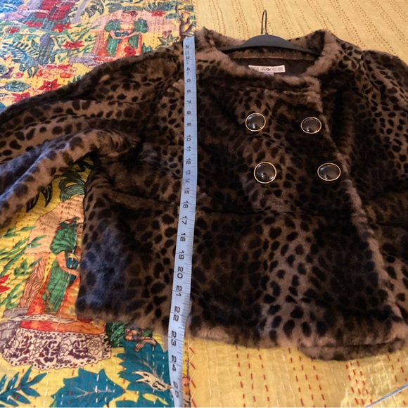It’s adorable! Vintage style short jacket. Faux fur, size XL, buttons. - Picture 5 of 7